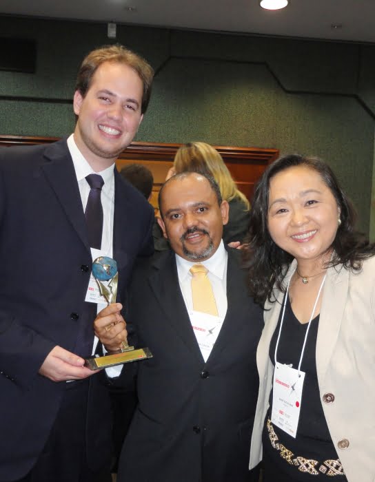 Cerimônia de premiação foi realizada na Associação Comercial de São Paulo - da dir. para a esq, Mari Katayama (coordenadora do Progex), Márcio da Costa, gerente comercial da Treetech, e Lucas Pavan Futoli, da área de comunicação da Treetech