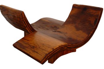 Namoradeira Tapirapá presente na exposição - incorporando técnicas de confecção de canoas que aprendeu com os índios Pataxó no sul da Bahia, o designer Hugo França transforma troncos e raízes de pequi, que foram abandonados em zonas de pastagem, em peças únicas; a forma de cada tronco ou raiz orienta o formato e a função da peça.