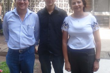 (da esq. p/ dir.) Pesquisador do IPT, Wilson Shogi Iyomasa, Marcel Branco, bolsista da Fundação de Apoio ao IPT e sua orientadora, Fabiana Lopes de Oliveira.