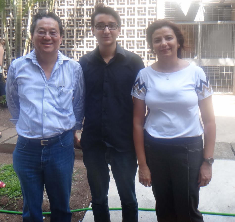 (da esq. p/ dir.) Pesquisador do IPT, Wilson Shogi Iyomasa, Marcel Branco, bolsista da Fundação de Apoio ao IPT e sua orientadora, Fabiana Lopes de Oliveira.