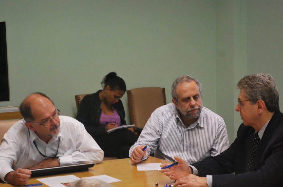 O diretor-presidente do IPT, Fernando Landgraf (à esq.), e o diretor de Operações e Negócios, Carlos Daher Padovezi (ao centro), acertam com o secretário Eliseu Gabriel (à dir.) detalhes da colaboração técnica (Foto: David Nascimento)