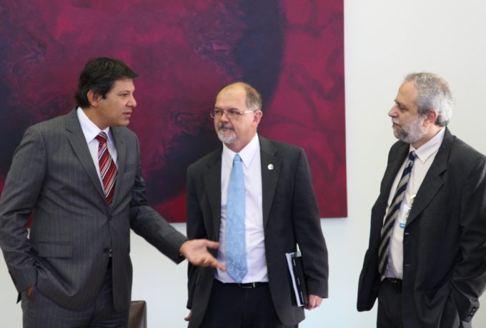 Haddad com o presidente do IPT, Fernando Landgraf (ao centro), e o diretor de operações e negócios, Carlos Daher Padovezi, na sede da Prefeitura