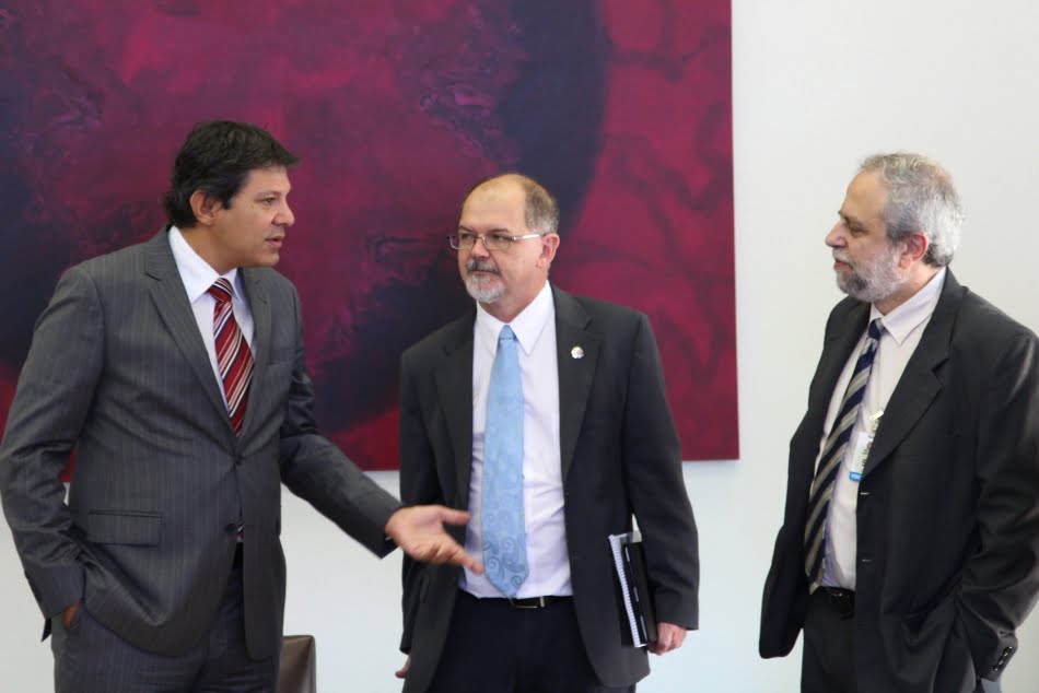 Haddad com o presidente do IPT, Fernando Landgraf (ao centro), e o diretor de operações e negócios, Carlos Daher Padovezi, na sede da Prefeitura