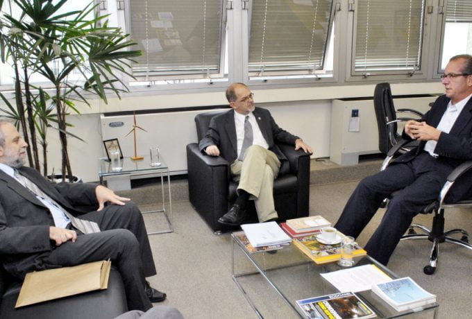 Carlos Daher Padovezi (à esq.) e Fernando Landgraf (ao centro) conversam com o secretário José Aníbal