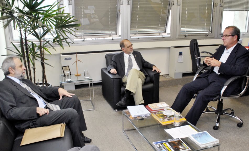 Carlos Daher Padovezi (à esq.) e Fernando Landgraf (ao centro) conversam com o secretário José Aníbal