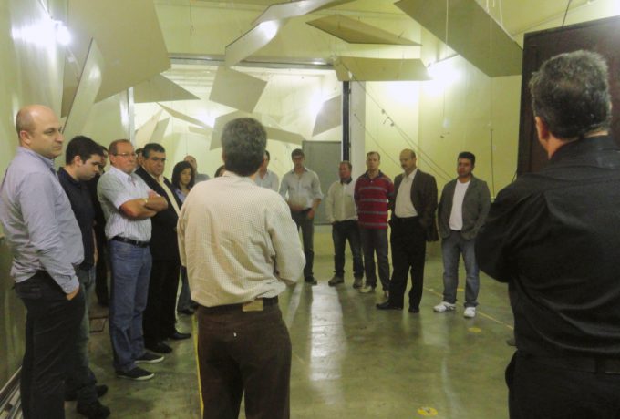 Participantes do evento no IPT visitam o laboratório de testes acústicos, que verifica o desempenho das portas e outros componentes construtivos em relação a ruídos