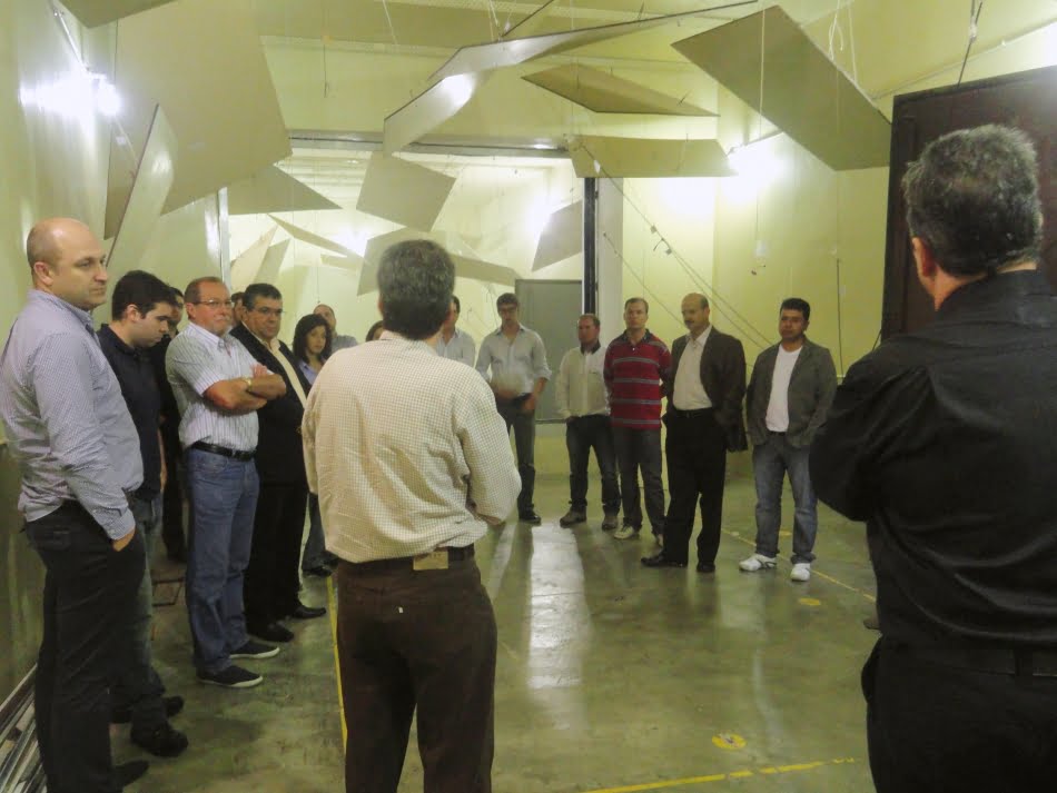 Participantes do evento no IPT visitam o laboratório de testes acústicos, que verifica o desempenho das portas e outros componentes construtivos em relação a ruídos