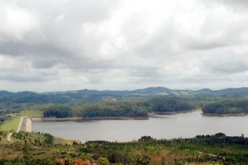Reservatório Ponte Nova, localizado na divisa dos municípios de Salesópolis e Biritiba Mirim, atende à demanda de água para abastecimento público, industrial e dos produtores agrícolas do chamado cinturão verde de Mogi das Cruzes