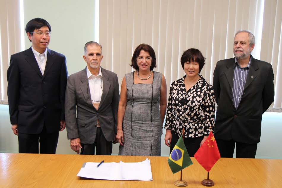 Da esquerda p/ direita: reitor e professor da BAAFS, Yunfu Li, pesquisador do IPT, Vicente Mazzarella, diretora de inovação, Zehbour Panossian, professora da BAAFS, Juying Wu, e o diretor de operações e negócios, Carlos Padovezi