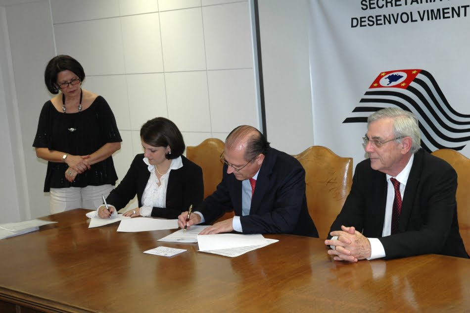 Patem viabiliza estudo geológico em Aparecida 1 Adriana Dearo Del Bem, prefeita de Conchas, durante solenidade de assinatura do convênio