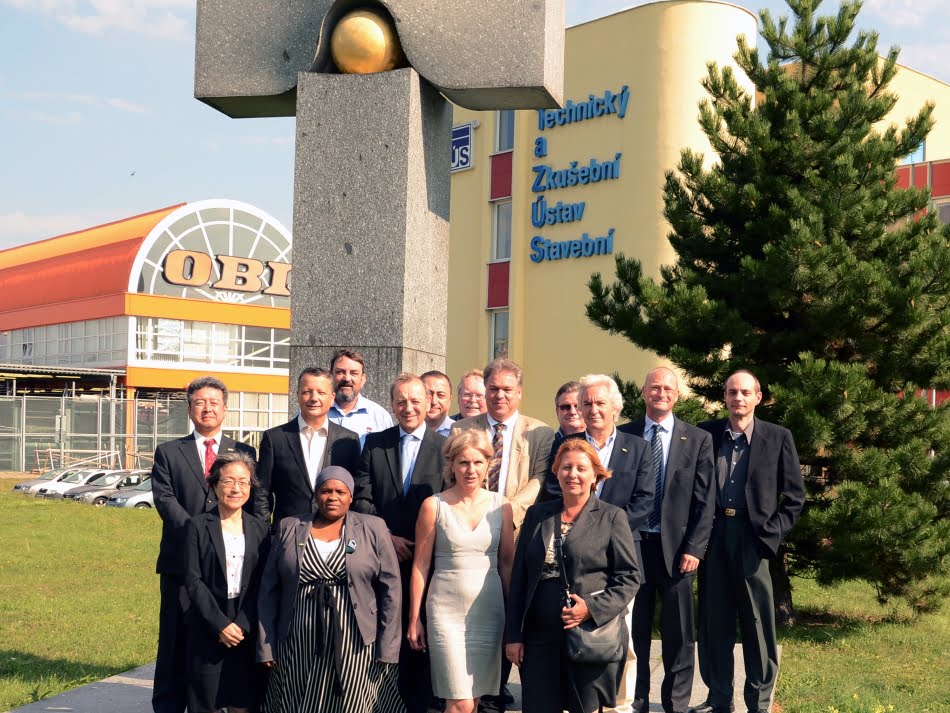 Edição de 2012 do encontro anual ocorreu na cidade de Praga, na República Checa; na foto, pesquisador Julio Cesar Sabadini de Souza é o primeiro da direita para a esquerda