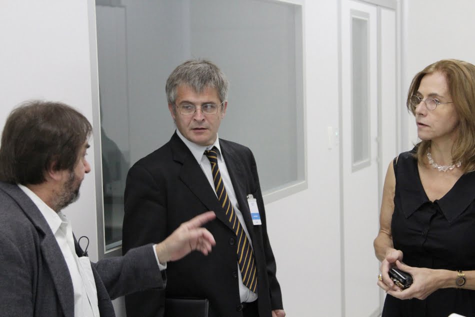 Hernán Vieger (ao centro) em visita ao Núcleo de Bionanomanufatura, acompanhado dos pesquisadores Maria Filomena Rodrigues e José Luiz Albuquerque Filho