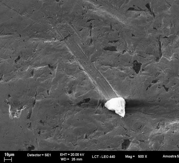 Superfície de desgaste abrasivo observada em microscópio eletrônico de varredura