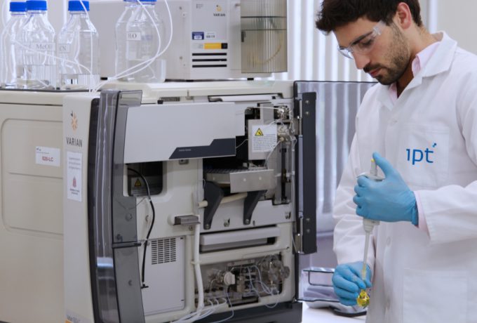 Cromatógrafo líquido de alta eficiência é o principal equipamento usado para os ensaios de determinação dos teores de formol, afirma o pesquisador Diego Zulkiewicz Gomes