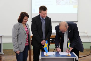 Assinatura do memorando e do acordo aconteceu na tarde de terça-feira, 7 de maio: da esq. para a dir, Zehbour Panossian, diretora de inovação do IPT, Tullin e Fernando Landgraf, diretor-presidente do IPT