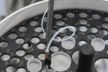 Tubo coletor aspirando amostra no novo espectrofotômetro de absorção atômica com forno de grafite