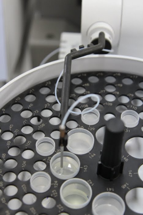 Tubo coletor aspirando amostra no novo espectrofotômetro de absorção atômica com forno de grafite