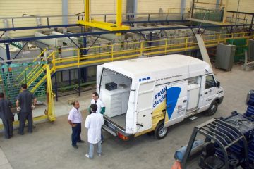 Laboratório móvel do Projeto Unidades Móveis (Prumo) em atendimento a uma empresa de galvanoplastia para prestação de serviço em tratamento de superfície