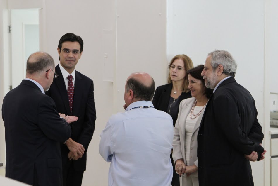 Garcia e diretores do IPT em visita aos laboratórios do Núcleo de Bionanomanufatura