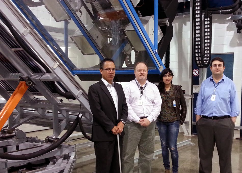 Villagómez, Messina, Daniela e Daniel Sowmy, responsável pelo Laboratório de Instalações Prediais e Saneamento do IPT (da esq. para a dir) nas instalações do simulador