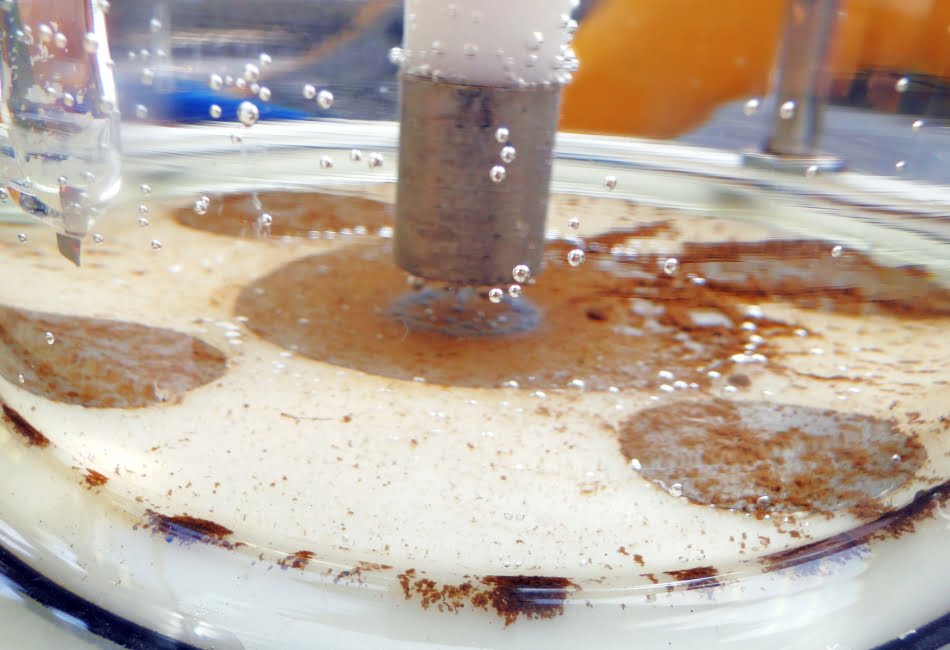 Ensaio de avaliação de anodo de sacrifício em laboratório, com exposição de anodos e corpos de prova de aço-carbono a águas estagnadas coletadas nas câmaras subterrâneas