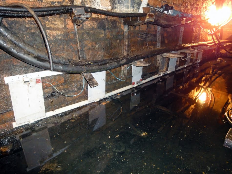 Ensaios em campo com exposição de corpos de prova revestidos com cinco diferentes esquemas de pintura e avaliação de sistema de proteção catódica, com uso de anodos de sacrifício