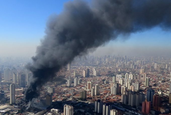 Incêndio no depósito da Armarinhos Fernando, na zona leste da capital paulista. Crédito foto: Marcelo Gramani/IPT