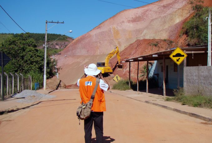 Equipe do Laboratório de Riscos Ambientais do IPT na área de acesso João Roman, em São Luiz do Paraitinga, em um dos diversos atendimentos realizados na cidade entre 2010 e 2012