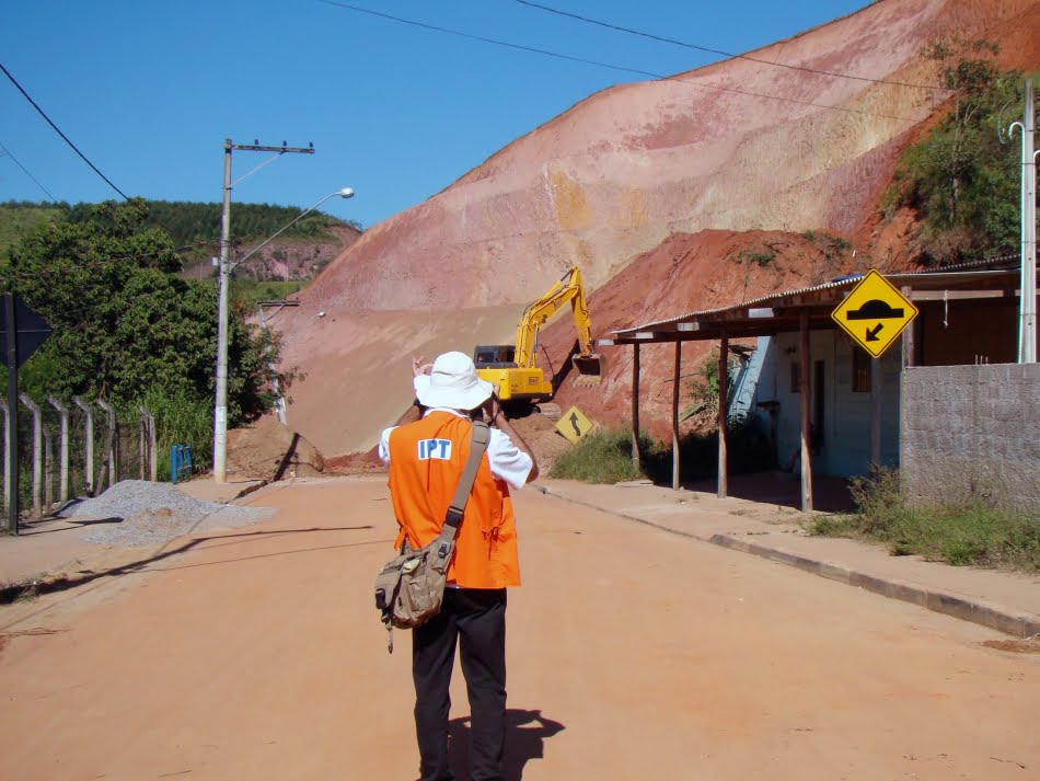Equipe do Laboratório de Riscos Ambientais do IPT na área de acesso João Roman, em São Luiz do Paraitinga, em um dos diversos atendimentos realizados na cidade entre 2010 e 2012