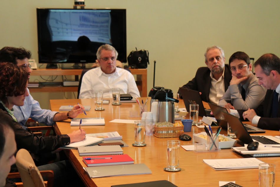 Gomes de Oliveira, à cabeceira da mesa, na reunião ocorrida no IPT: "Não é um exagero dizer que estamos aprendendo a inovar neste momento, mas na verdade estamos aprendendo como gerir um novo sistema de inovação mais ágil e flexível, compatível com nossa história"