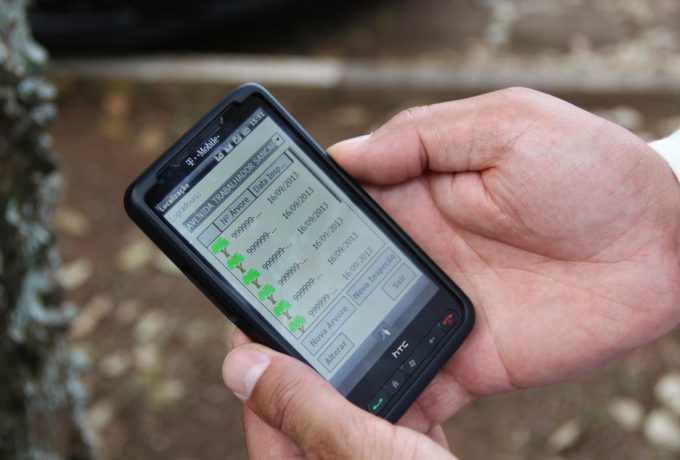 Dados de identificação botânica, presença de organismo e condições de entorno são coletados pela equipe do IPT por meio de um smartphone