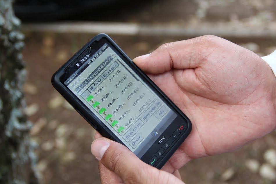 Dados de identificação botânica, presença de organismo e condições de entorno são coletados pela equipe do IPT por meio de um smartphone