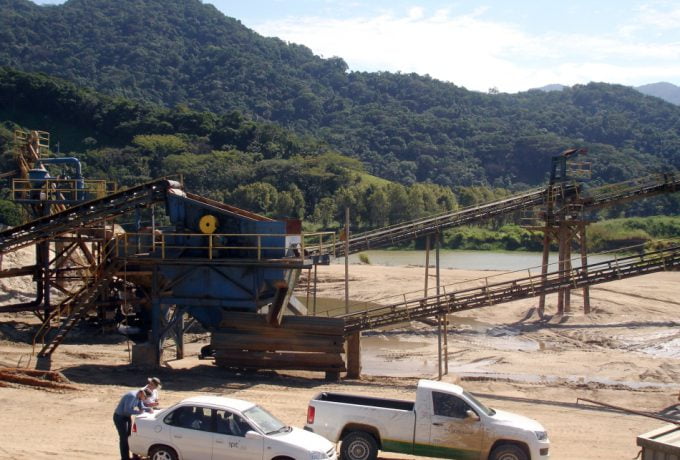 Beneficiamento de areia no município de Caraguatatuba - área de exploração da Mineração Pecuária Serramar