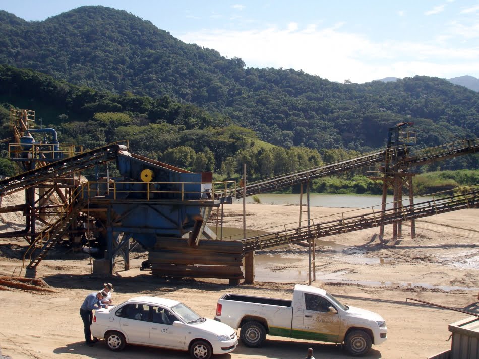 Beneficiamento de areia no município de Caraguatatuba - área de exploração da Mineração Pecuária Serramar