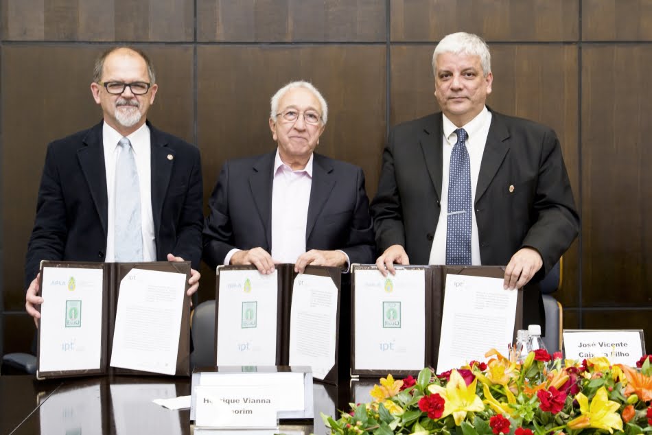 Assinatura do protocolo de intenções: da esq. para dir, Landgraf, Henrique Vianna Amorim (diretor-presidente do Arranjo Produtivo Local do Álcool, o Apla) e José Vicente Caixeta Filho (diretor da Esalq). Crédito foto: Gerhard Waller