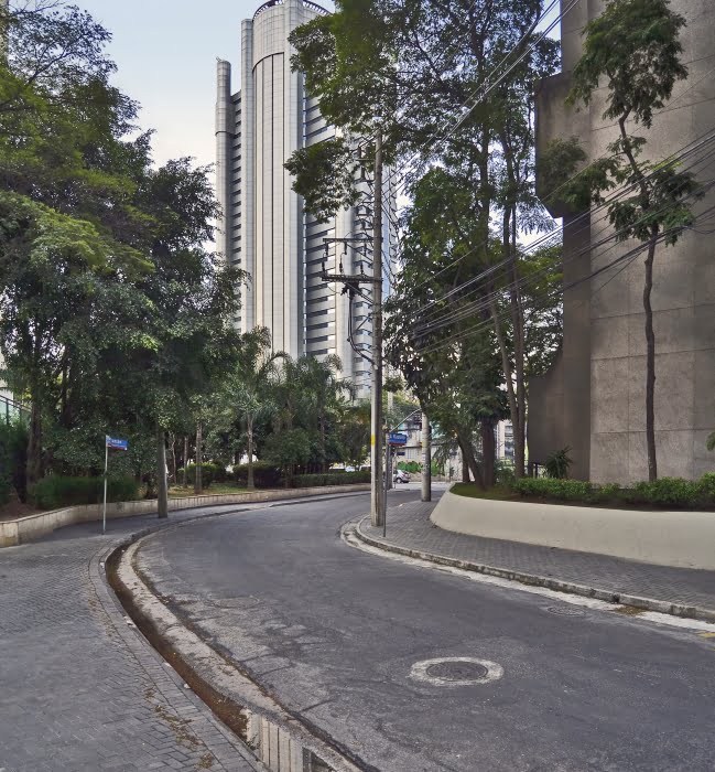 Trecho original do rio Pinheiros está ocupado por vias em diversos bairros na cidade de São Paulo - na foto, ponto entre as ruas General Flausino Gomes e Sansão Alves dos Santos, no Brooklin Novo. Crédito foto: Carlos Alkmin