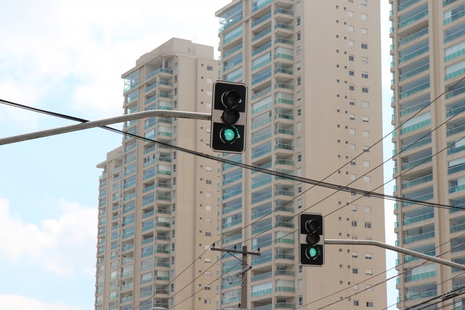 Cidade de São Paulo possui hoje quase seis mil controladores semafóricos instalados, alguns em cruzamentos críticos em função do volume diário de veículos