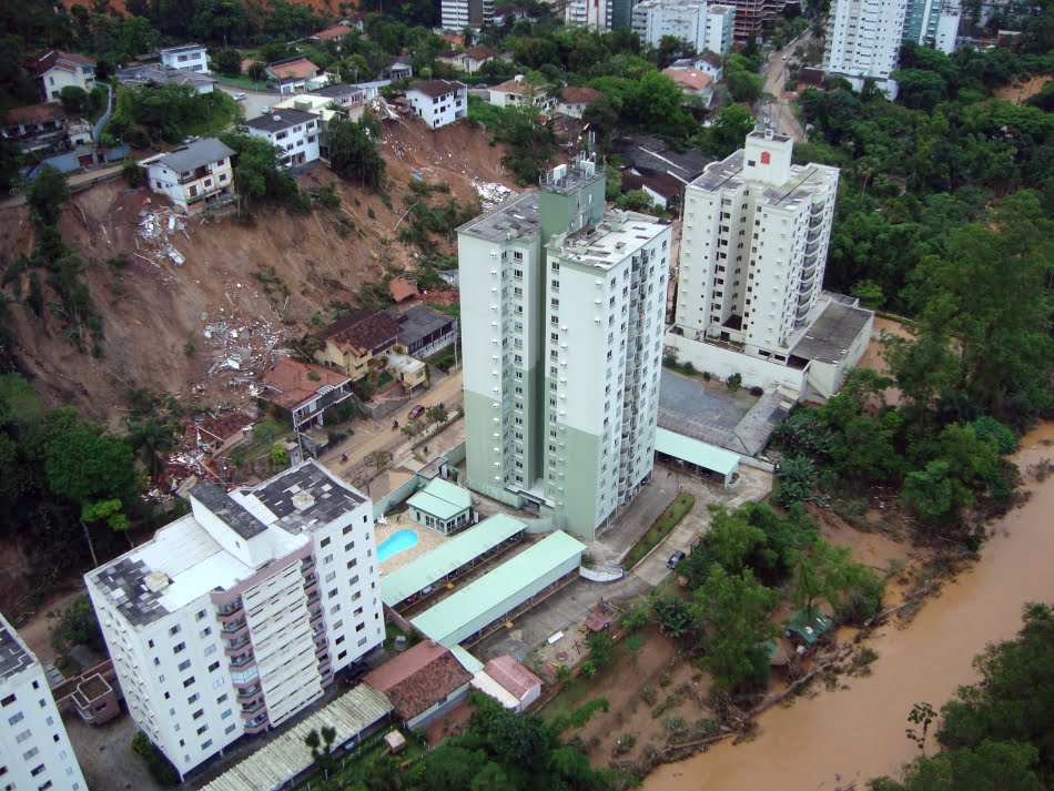 Escorregamento e solapamento de margem em Blumenau, SC, novembro de 2008.