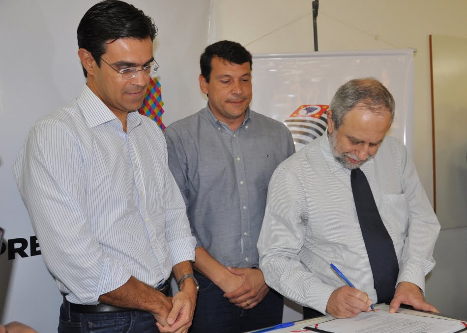 Evento de assinatura dos dois contratos de projetos que beneficiarão os Arranjos Produtivos Locais de cerâmica vermelha contou com a presença do secretário Rodrigo Garcia, do prefeito de Tatuí José Manoel Correa Coelho e do diretor do IPT, Carlos Daher Padovezi (da esq. para dir). Crédito foto: SDECTI