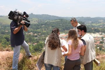 Mapas de suscetibilidade 14 Equipe do Laboratório de Recursos Hídricos e Avaliação Geoambiental do IPT na gravação feita na cidade de Guararema, localizada na Região Metropolitana de São Paulo
