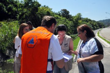 Equipes do Laboratório de Recursos Hídricos e Avaliação Geoambiental do IPT e da Defesa Civil de Praia Grande - Crédito foto: Edmilson Lelo (Banco de Imagens da Prefeitura de Praia Grande)