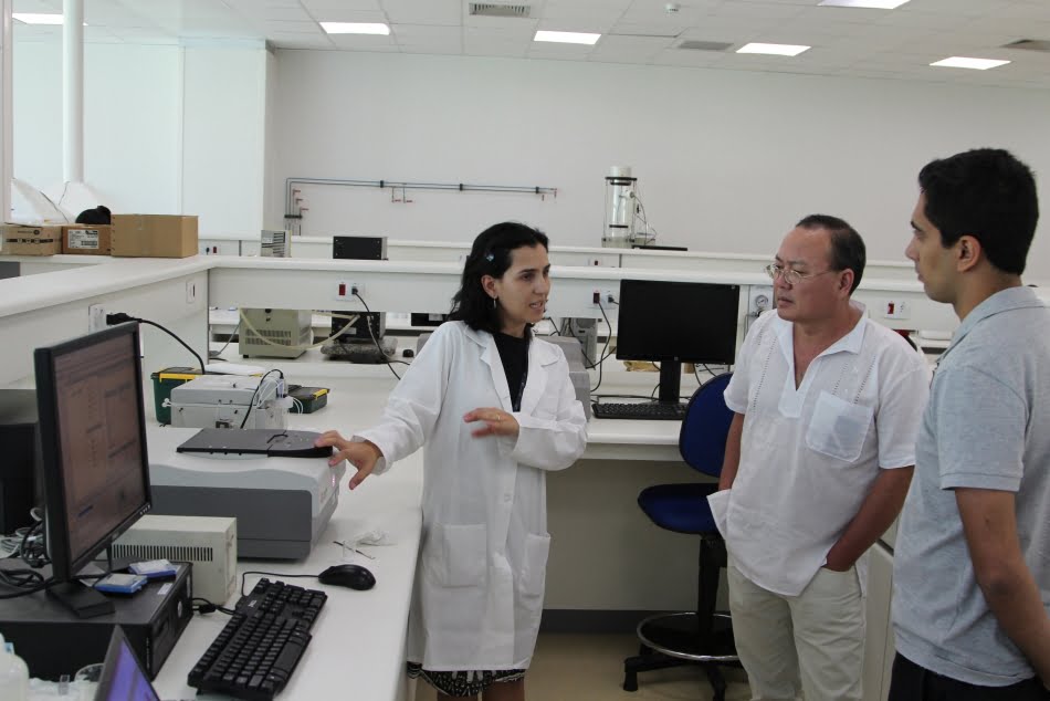Visitas individuais aos laboratórios também foram feitas pelos bolsistas e orientadores - na foto, da esq. para dir, Natalia, Yoshioka e Perecin