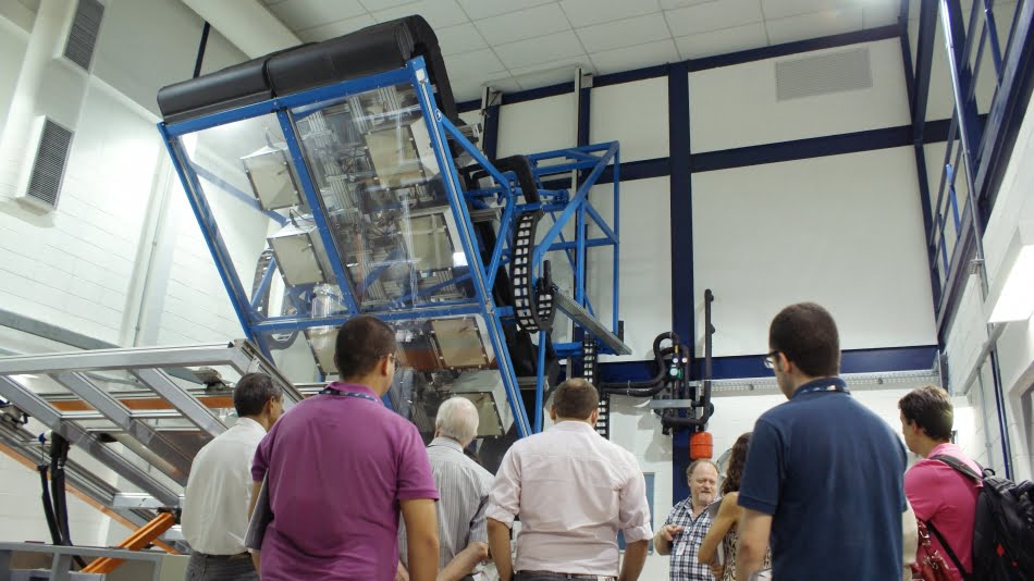 Bolsistas e orientadores conheceram as rotinas de trabalho e algumas instalações do IPT - na foto, o simulador solar instalado no Laboratório de Instalações Prediais e Saneamento