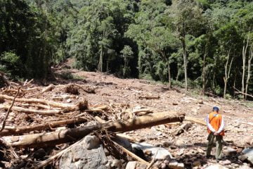 Equipe do IPT em análise do barramento no canal do Rio Funil