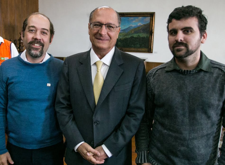 Governador Geraldo Alckmin e os pesquisadores do Laboratório de Riscos Ambientais do IPT, Marcelo Fischer Gramani (à esquerda) e Fabrício Araújo Mirandola