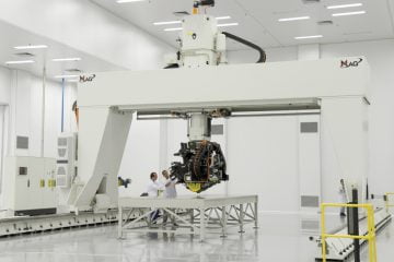 Máquina de deposição de fitas em superfícies planas, a chamada Automatic Tape Laying Machine