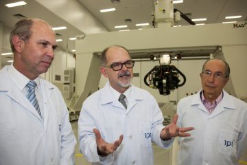 Estruturas leves decola 7 Sala limpa classe 9 do novo laboratório do IPT abriga máquinas como o fiber placement e o automatic tape laying: da esq. para a dir, Hugo Borelli Resende (responsável pelo laboratório), Landgraf e Cintra