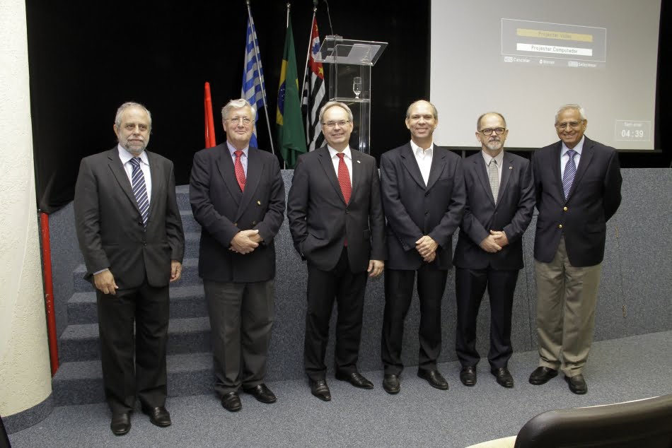 Pesquisadores e engenheiros de empresas e institutos de pesquisa, em uma plateia de 200 participantes, compareceu ao workshop - na foto, da esq. para a dir, Carlos Padovezi (diretor de Operações e Negócios do IPT), Ewins, Fleischer, Resende, Fernando Landgraf (diretor-presidente do IPT) e Talreja. Crédito foto: Arnaldo Kikuti
