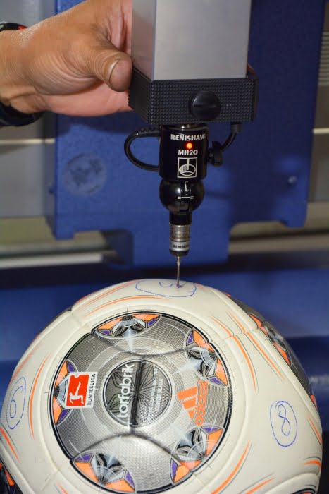 Medição da esfericidade da bola, que não pode ultrapassar 1,5%. Crédito foto: Proteste