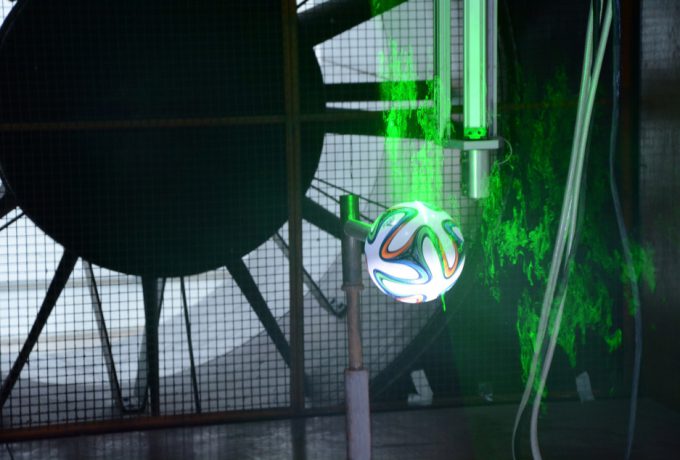 Laser verde incidindo sobre a Brazuca para realização do mapeamento do escoamento no entorno da bola. Crédito foto: Proteste